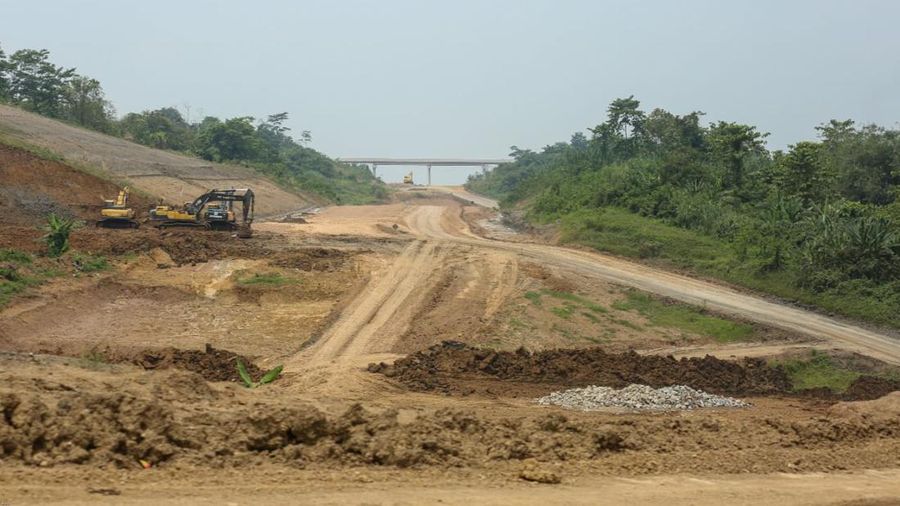 Menteri Pekerjaan Umum dan Perumahan Rakyat (PUPR) Basuki Hadimuljono meninjau progres pembangunan Jalan Tol Jakarta-Cikampek (Japek) II Selatan yang menghubungkan Tol Jakarta Outer Ring Road  (JORR) 1, JORR 2 dan Tol Purwakarta-Bandung-Cileunyi (Purbaleunyi) di Jawa Barat, Selasa (20/9/2022). (Dok: PUPR)