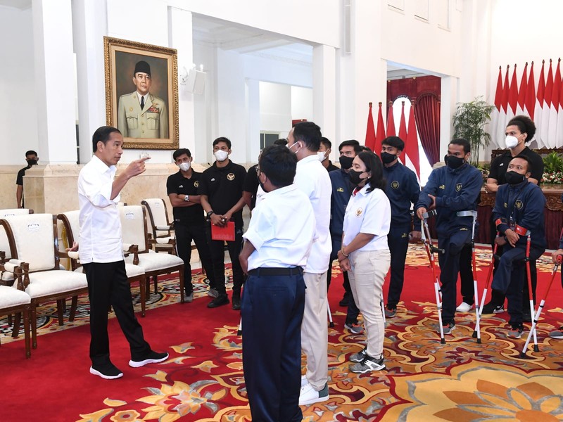 Presiden Joko Widodo menerima pengurus Persatuan Sepak Bola Amputasi Indonesia (PSAI) dan para atlet serta pelatih tim nasional (timnas) sepak bola amputasi di Istana Negara, Jakarta, pada Rabu, 21 September 2022. (Dok: Biro Pers Sekretariat Presiden)