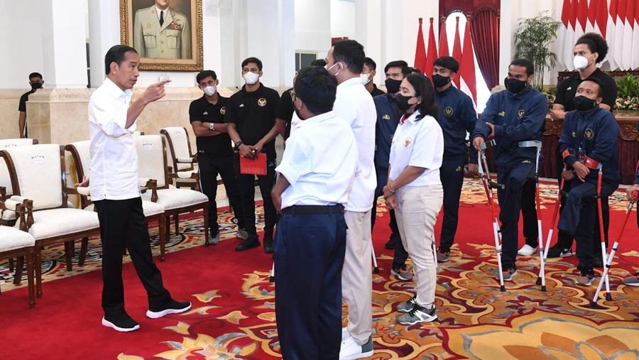 Presiden Joko Widodo menerima pengurus Persatuan Sepak Bola Amputasi Indonesia (PSAI) dan para atlet serta pelatih tim nasional (timnas) sepak bola amputasi di Istana Negara, Jakarta, pada Rabu, 21 September 2022. (Dok: Biro Pers Sekretariat Presiden)