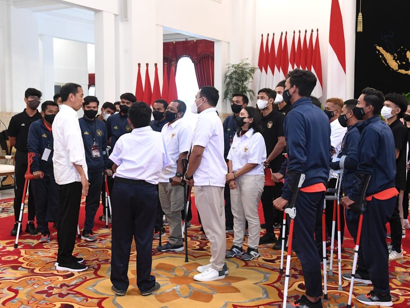 Presiden Joko Widodo menerima pengurus Persatuan Sepak Bola Amputasi Indonesia (PSAI) dan para atlet serta pelatih tim nasional (timnas) sepak bola amputasi di Istana Negara, Jakarta, pada Rabu, 21 September 2022. (Dok: Biro Pers Sekretariat Presiden)