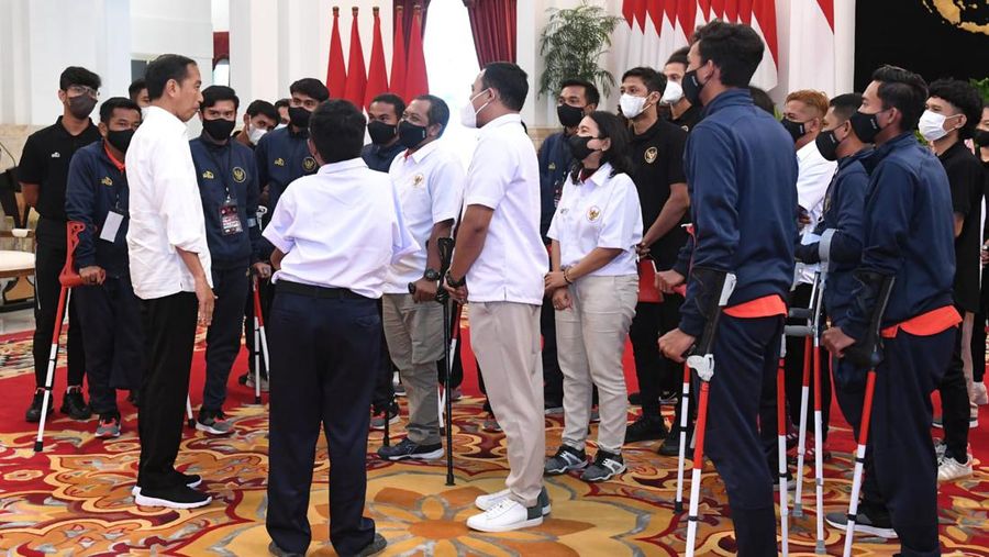 Presiden Joko Widodo menerima pengurus Persatuan Sepak Bola Amputasi Indonesia (PSAI) dan para atlet serta pelatih tim nasional (timnas) sepak bola amputasi di Istana Negara, Jakarta, pada Rabu, 21 September 2022. (Dok: Biro Pers Sekretariat Presiden)