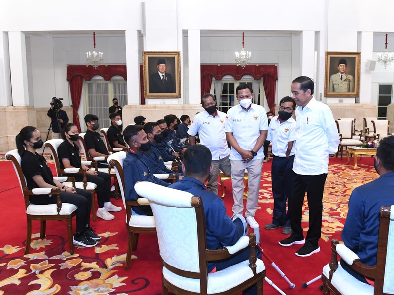 Presiden Joko Widodo menerima pengurus Persatuan Sepak Bola Amputasi Indonesia (PSAI) dan para atlet serta pelatih tim nasional (timnas) sepak bola amputasi di Istana Negara, Jakarta, pada Rabu, 21 September 2022. (Dok: Biro Pers Sekretariat Presiden)