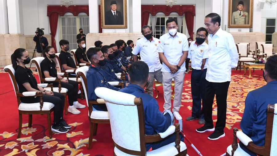 Presiden Joko Widodo menerima pengurus Persatuan Sepak Bola Amputasi Indonesia (PSAI) dan para atlet serta pelatih tim nasional (timnas) sepak bola amputasi di Istana Negara, Jakarta, pada Rabu, 21 September 2022. (Dok: Biro Pers Sekretariat Presiden)
