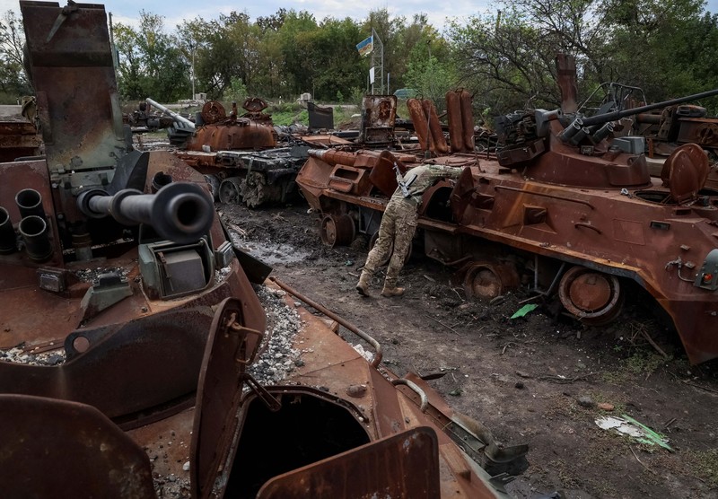 Sejumlah kendaraan tempur Rusia yang hancur berserakan di Izium, Ukraina. (REUTERS/GLEB GARANICH) Sejumlah kendaraan tempur Rusia yang hancur berserakan di Izium, Ukraina. (REUTERS/GLEB GARANICH)