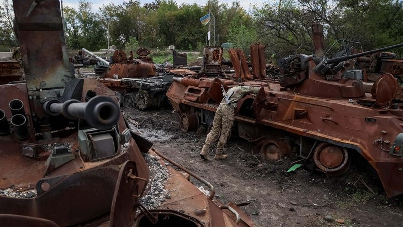 Sejumlah kendaraan tempur Rusia yang hancur berserakan di Izium, Ukraina. (REUTERS/GLEB GARANICH)