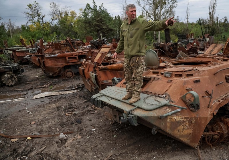 Sejumlah kendaraan tempur Rusia yang hancur berserakan di Izium, Ukraina. (REUTERS/GLEB GARANICH) Sejumlah kendaraan tempur Rusia yang hancur berserakan di Izium, Ukraina. (REUTERS/GLEB GARANICH)