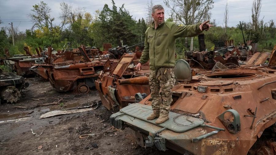Sejumlah kendaraan tempur Rusia yang hancur berserakan di Izium, Ukraina. (REUTERS/GLEB GARANICH)