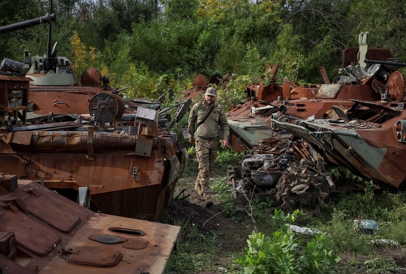 Sejumlah kendaraan tempur Rusia yang hancur berserakan di Izium, Ukraina. (REUTERS/GLEB GARANICH) Sejumlah kendaraan tempur Rusia yang hancur berserakan di Izium, Ukraina. (REUTERS/GLEB GARANICH)