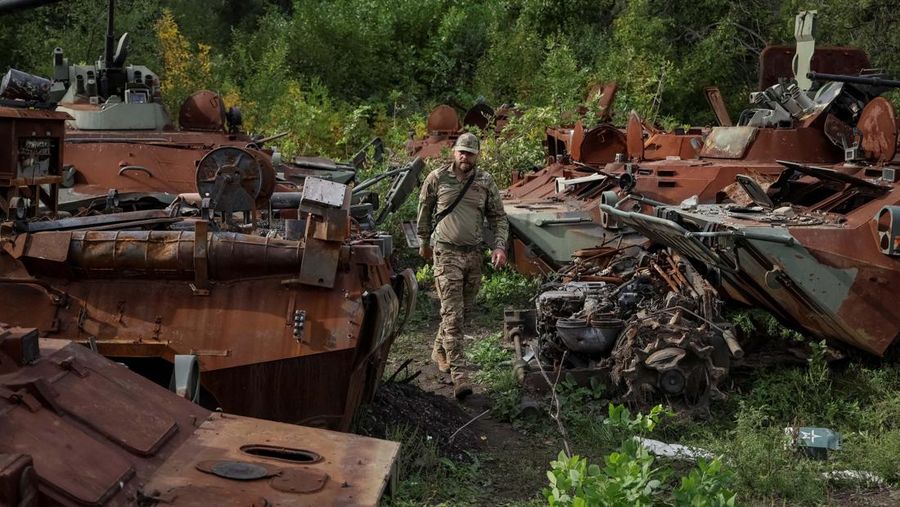 Sejumlah kendaraan tempur Rusia yang hancur berserakan di Izium, Ukraina. (REUTERS/GLEB GARANICH)