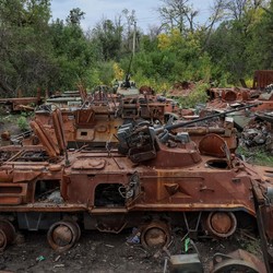 Bukti Baru Putin Kalah di Ukraina, 'Kuburan' Tank-Tank Rusia