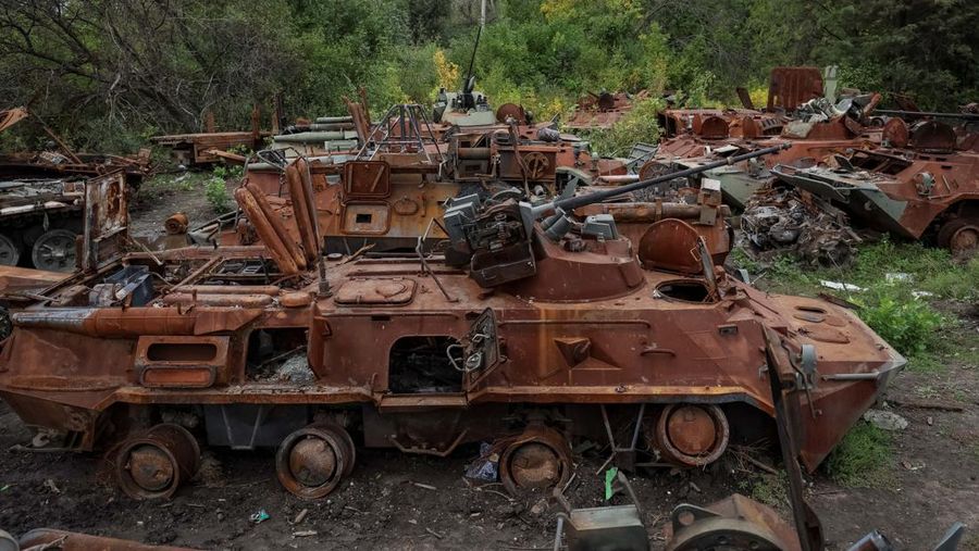 Sejumlah kendaraan tempur Rusia yang hancur berserakan di Izium, Ukraina. (REUTERS/GLEB GARANICH)