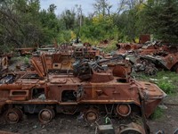 Bukti Baru Putin Kalah di Ukraina, 'Kuburan' Tank-Tank Rusia