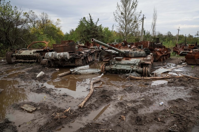 Sejumlah kendaraan tempur Rusia yang hancur berserakan di Izium, Ukraina. (REUTERS/GLEB GARANICH) Sejumlah kendaraan tempur Rusia yang hancur berserakan di Izium, Ukraina. (REUTERS/GLEB GARANICH)