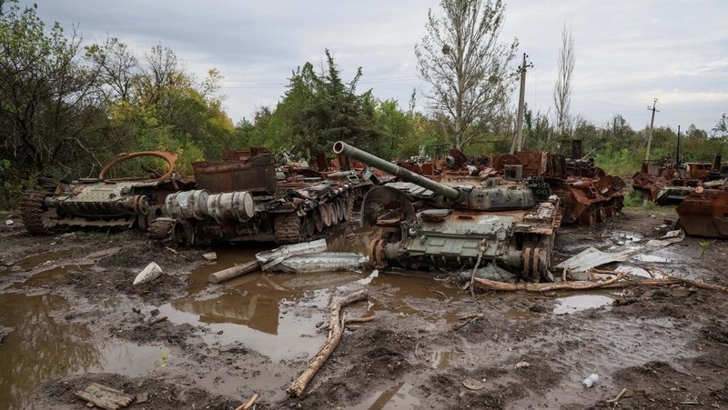 Sejumlah kendaraan tempur Rusia yang hancur berserakan di Izium, Ukraina. (REUTERS/GLEB GARANICH)