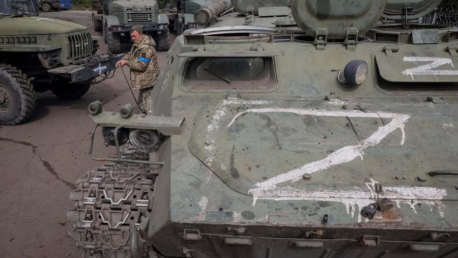 Sejumlah kendaraan tempur Rusia yang hancur berserakan di Izium, Ukraina. (REUTERS/GLEB GARANICH)