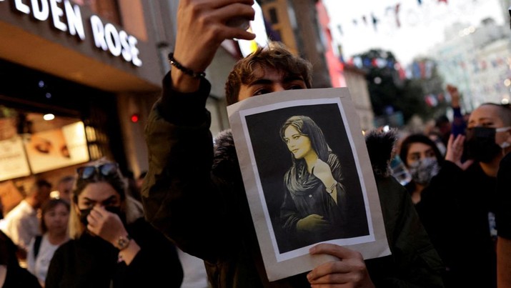 Seorang demonstran memegang foto Mahsa Amini selama pawai protes solidaritas dengan perempuan di Iran, menyusul kematian perempuan muda Iran, Mahsa Amini, di pusat Istanbul, Turki 20 September 2022. (REUTERS/MURAD SEZER)