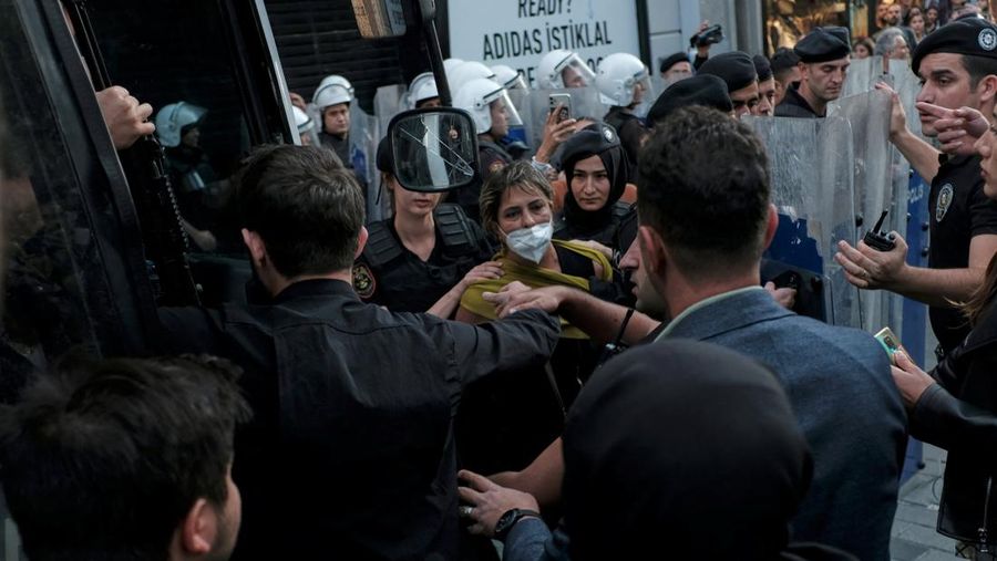 Seorang wanita ditahan oleh polisi anti huru hara Turki selama protes solidaritas dengan wanita di Iran setelah kematian seorang wanita muda Iran, Mahsa Amini, di Istanbul tengah, Turki 20 September 2022. (REUTERS/MURAD SEZER)