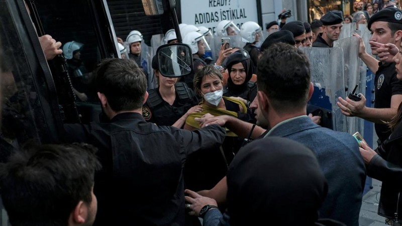 Seorang wanita memotong rambutnya sebagai protes menyusul kematian wanita Iran Mahsa Amini dalam tahanan polisi. (Faezeh Afshan via REUTERS/FAEZEH AFSHAN)