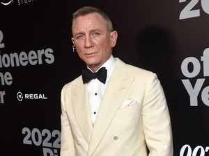 Bikin Pangling! Daniel Craig Tampil Beda di Film Baru Narnia Greta Gerwig