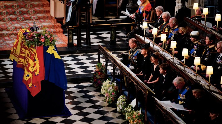 Anggota keluarga kerajaan menghadiri upacara resmi untuk Ratu Elizabeth II di Kapel St George, di Kastil Windsor, Windsor, Inggris. (Ben Birchall/Kolam melalui AP)