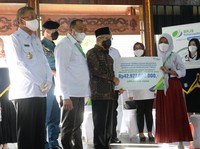 Warga Pontianak Terima Bantuan Manfaat BPJS Ketenagakerjaan