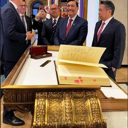 Mantap! Luhut Buka Perdagangan di New York Stock Exchange