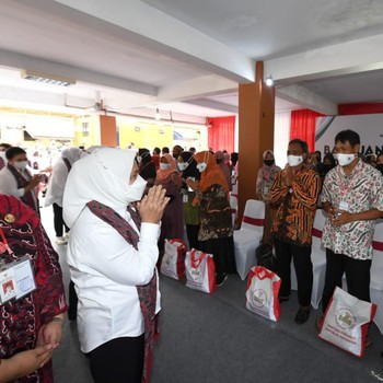 Momen Ibu Negara Iriana Bagikan Sembako di Jawa Tengah
