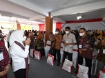 Momen Ibu Negara Iriana Bagikan Sembako di Jawa Tengah