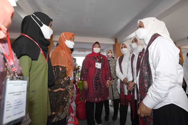 Mengawali kunjungan kerja di Kabupaten Sragen, Ibu Iriana Joko Widodo dan Ibu Wury Ma'ruf Amin beserta para anggota Organisasi Aksi Solidaritas Era Kabinet Indonesia Maju (OASE KIM) menyerahkan bantuan sembako di Kantor Kecamatan Masaran, Kabupaten Sragen, pada Kamis, 22 September 2022. (Dok: Biro Pers Sekretariat Presiden) Mengawali kunjungan kerja di Kabupaten Sragen, Ibu Iriana Joko Widodo dan Ibu Wury Ma'ruf Amin beserta para anggota Organisasi Aksi Solidaritas Era Kabinet Indonesia Maju (OASE KIM) menyerahkan bantuan sembako di Kantor Kecamatan Masaran, Kabupaten Sragen, pada Kamis, 22 September 2022. (Dok: Biro Pers Sekretariat Presiden)