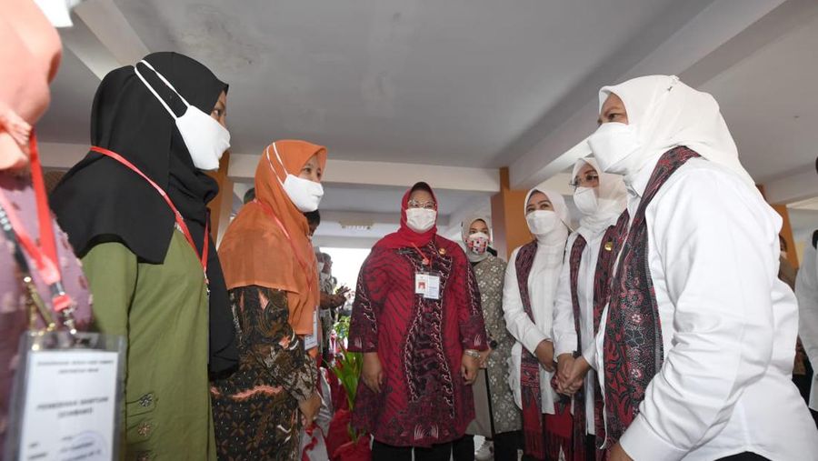 Mengawali kunjungan kerja di Kabupaten Sragen, Ibu Iriana Joko Widodo dan Ibu Wury Ma'ruf Amin beserta para anggota Organisasi Aksi Solidaritas Era Kabinet Indonesia Maju (OASE KIM) menyerahkan bantuan sembako di Kantor Kecamatan Masaran, Kabupaten Sragen, pada Kamis, 22 September 2022. (Dok: Biro Pers Sekretariat Presiden)