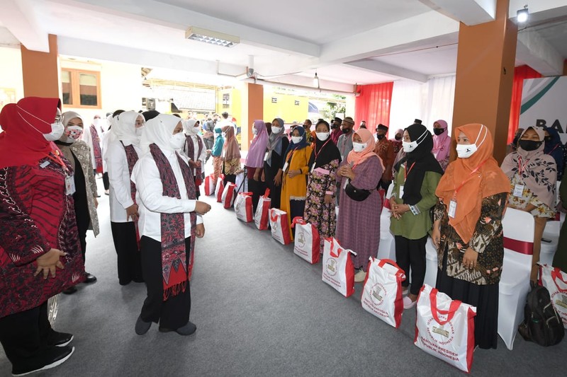 Mengawali kunjungan kerja di Kabupaten Sragen, Ibu Iriana Joko Widodo dan Ibu Wury Ma'ruf Amin beserta para anggota Organisasi Aksi Solidaritas Era Kabinet Indonesia Maju (OASE KIM) menyerahkan bantuan sembako di Kantor Kecamatan Masaran, Kabupaten Sragen, pada Kamis, 22 September 2022. (Dok: Biro Pers Sekretariat Presiden)