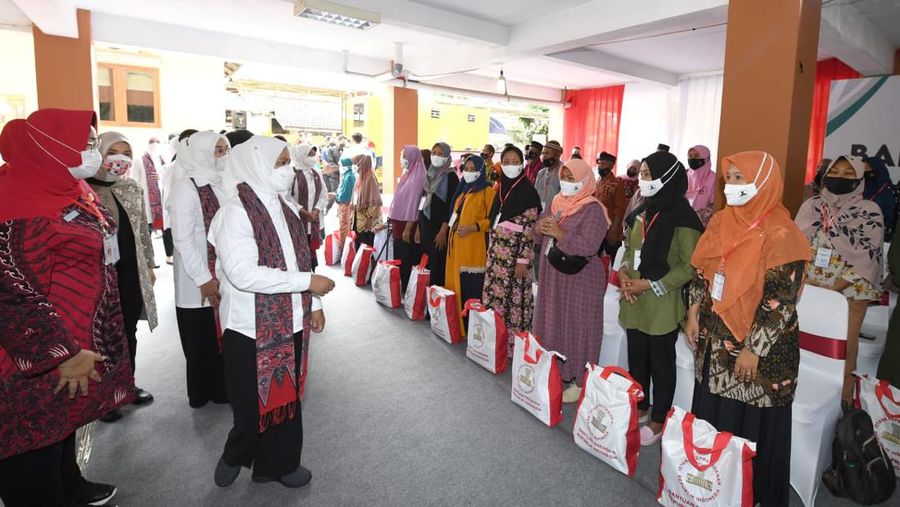 Mengawali kunjungan kerja di Kabupaten Sragen, Ibu Iriana Joko Widodo dan Ibu Wury Ma'ruf Amin beserta para anggota Organisasi Aksi Solidaritas Era Kabinet Indonesia Maju (OASE KIM) menyerahkan bantuan sembako di Kantor Kecamatan Masaran, Kabupaten Sragen, pada Kamis, 22 September 2022. (Dok: Biro Pers Sekretariat Presiden)