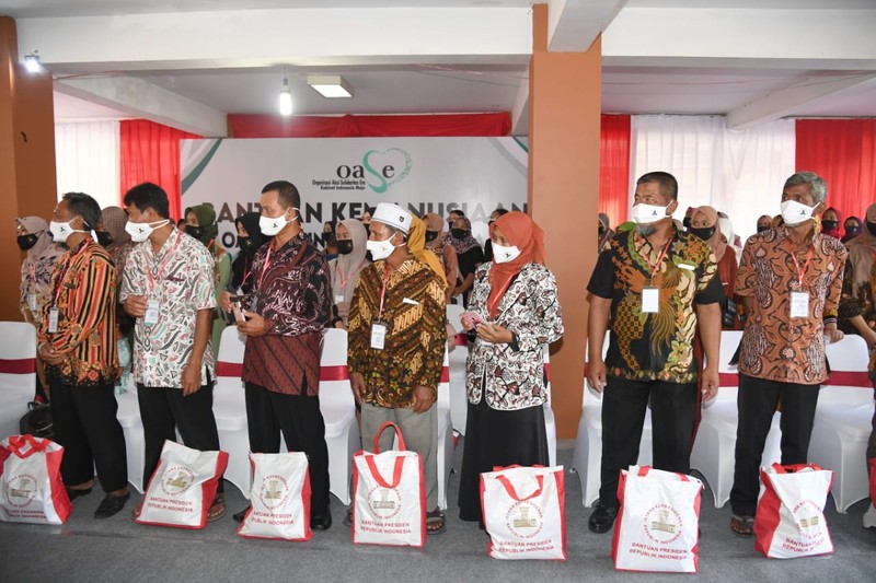 Mengawali kunjungan kerja di Kabupaten Sragen, Ibu Iriana Joko Widodo dan Ibu Wury Ma'ruf Amin beserta para anggota Organisasi Aksi Solidaritas Era Kabinet Indonesia Maju (OASE KIM) menyerahkan bantuan sembako di Kantor Kecamatan Masaran, Kabupaten Sragen, pada Kamis, 22 September 2022. (Dok: Biro Pers Sekretariat Presiden) Mengawali kunjungan kerja di Kabupaten Sragen, Ibu Iriana Joko Widodo dan Ibu Wury Ma'ruf Amin beserta para anggota Organisasi Aksi Solidaritas Era Kabinet Indonesia Maju (OASE KIM) menyerahkan bantuan sembako di Kantor Kecamatan Masaran, Kabupaten Sragen, pada Kamis, 22 September 2022. (Dok: Biro Pers Sekretariat Presiden)