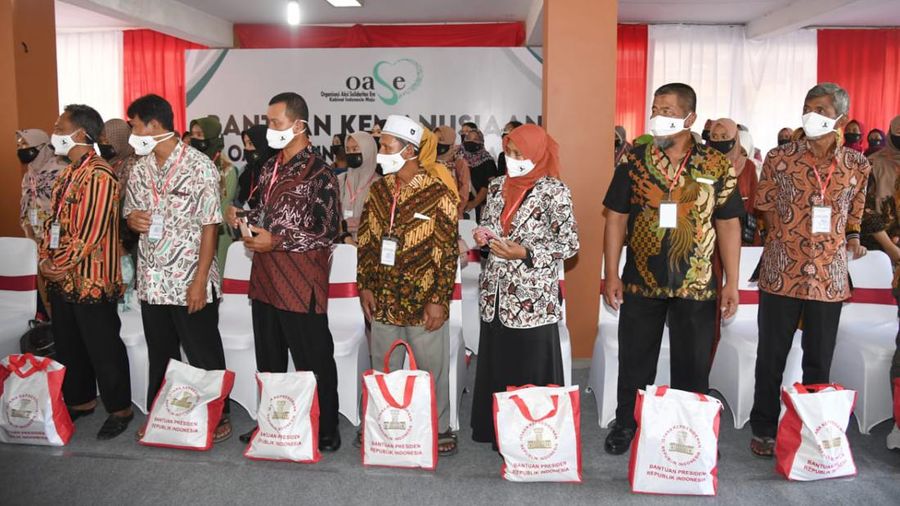 Mengawali kunjungan kerja di Kabupaten Sragen, Ibu Iriana Joko Widodo dan Ibu Wury Ma'ruf Amin beserta para anggota Organisasi Aksi Solidaritas Era Kabinet Indonesia Maju (OASE KIM) menyerahkan bantuan sembako di Kantor Kecamatan Masaran, Kabupaten Sragen, pada Kamis, 22 September 2022. (Dok: Biro Pers Sekretariat Presiden)