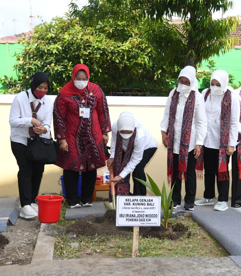 Mengawali kunjungan kerja di Kabupaten Sragen, Ibu Iriana Joko Widodo dan Ibu Wury Ma'ruf Amin beserta para anggota Organisasi Aksi Solidaritas Era Kabinet Indonesia Maju (OASE KIM) menyerahkan bantuan sembako di Kantor Kecamatan Masaran, Kabupaten Sragen, pada Kamis, 22 September 2022. (Dok: Biro Pers Sekretariat Presiden)