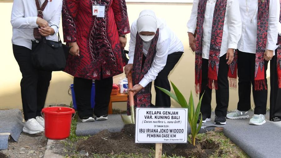 Mengawali kunjungan kerja di Kabupaten Sragen, Ibu Iriana Joko Widodo dan Ibu Wury Ma'ruf Amin beserta para anggota Organisasi Aksi Solidaritas Era Kabinet Indonesia Maju (OASE KIM) menyerahkan bantuan sembako di Kantor Kecamatan Masaran, Kabupaten Sragen, pada Kamis, 22 September 2022. (Dok: Biro Pers Sekretariat Presiden)