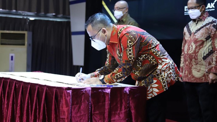 Menteri PANRB Abdullah Azwar Anas saat menandatangani Keputusan Bersama Netralitas Pegawai ASN, di Kantor Kementerian PANRB, Jakarta, Kamis (22/09).