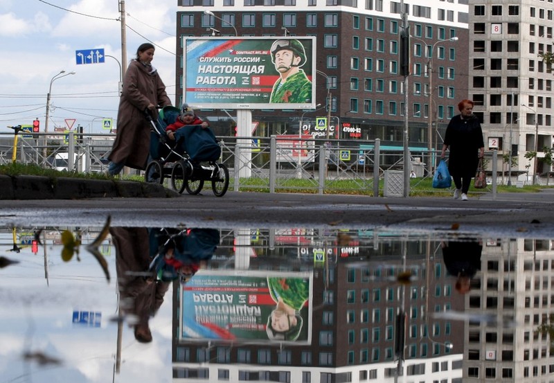 Para pria mengunjungi pusat perekrutan keliling untuk dinas militer berdasarkan kontrak di Rostov-on-Don, Rusia 17 September 2022. (REUTERS/Sergey Pivovarov) Para pria mengunjungi pusat perekrutan keliling untuk dinas militer berdasarkan kontrak di Rostov-on-Don, Rusia 17 September 2022. (REUTERS/Sergey Pivovarov)