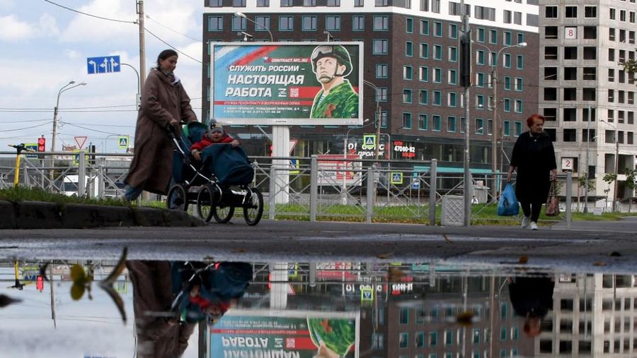 Para pria mengunjungi pusat perekrutan keliling untuk dinas militer berdasarkan kontrak di Rostov-on-Don, Rusia 17 September 2022. (REUTERS/Sergey Pivovarov)
