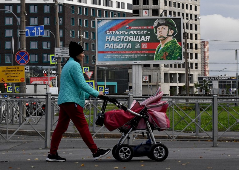 Para pria mengunjungi pusat perekrutan keliling untuk dinas militer berdasarkan kontrak di Rostov-on-Don, Rusia 17 September 2022. (REUTERS/Sergey Pivovarov) Para pria mengunjungi pusat perekrutan keliling untuk dinas militer berdasarkan kontrak di Rostov-on-Don, Rusia 17 September 2022. (REUTERS/Sergey Pivovarov)