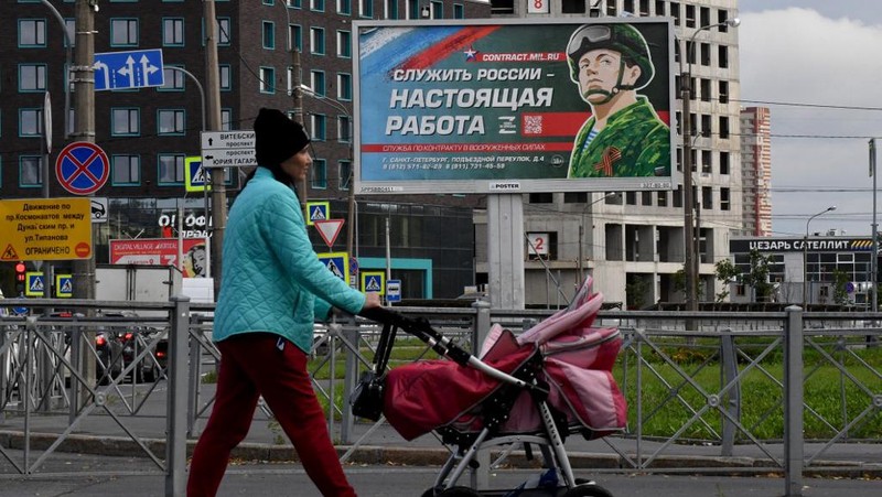 Para pria mengunjungi pusat perekrutan keliling untuk dinas militer berdasarkan kontrak di Rostov-on-Don, Rusia 17 September 2022. (REUTERS/Sergey Pivovarov)