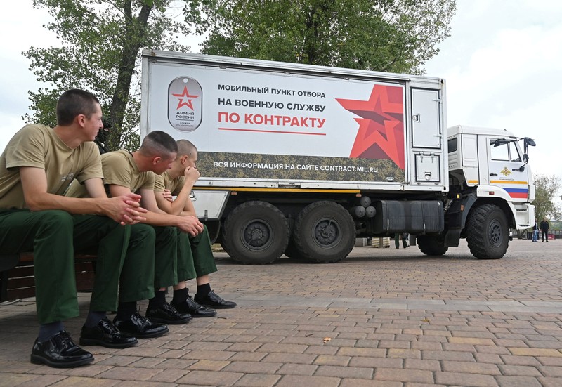 Para pria mengunjungi pusat perekrutan keliling untuk dinas militer berdasarkan kontrak di Rostov-on-Don, Rusia 17 September 2022. (REUTERS/Sergey Pivovarov) Para pria mengunjungi pusat perekrutan keliling untuk dinas militer berdasarkan kontrak di Rostov-on-Don, Rusia 17 September 2022. (REUTERS/Sergey Pivovarov)