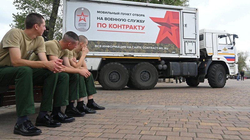 Para pria mengunjungi pusat perekrutan keliling untuk dinas militer berdasarkan kontrak di Rostov-on-Don, Rusia 17 September 2022. (REUTERS/Sergey Pivovarov)