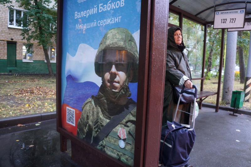 Para pria mengunjungi pusat perekrutan keliling untuk dinas militer berdasarkan kontrak di Rostov-on-Don, Rusia 17 September 2022. (REUTERS/Sergey Pivovarov) Para pria mengunjungi pusat perekrutan keliling untuk dinas militer berdasarkan kontrak di Rostov-on-Don, Rusia 17 September 2022. (REUTERS/Sergey Pivovarov)