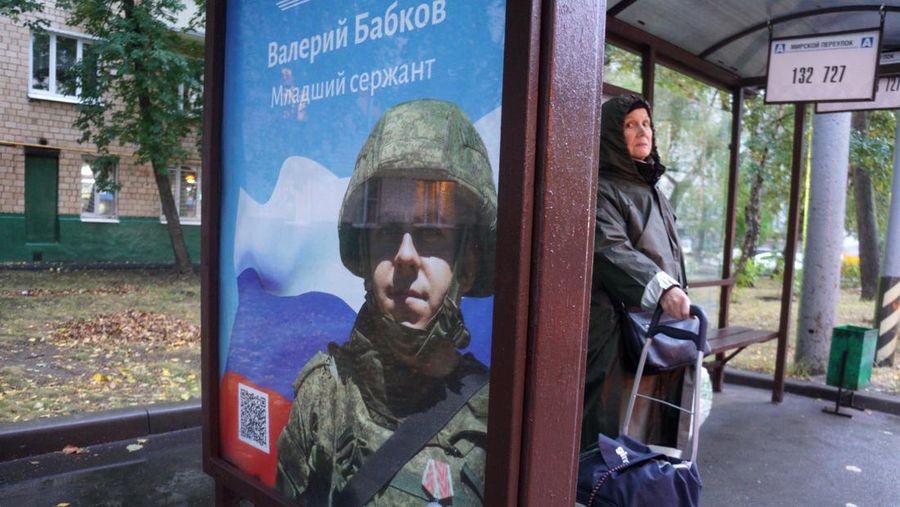 Para pria mengunjungi pusat perekrutan keliling untuk dinas militer berdasarkan kontrak di Rostov-on-Don, Rusia 17 September 2022. (REUTERS/Sergey Pivovarov)