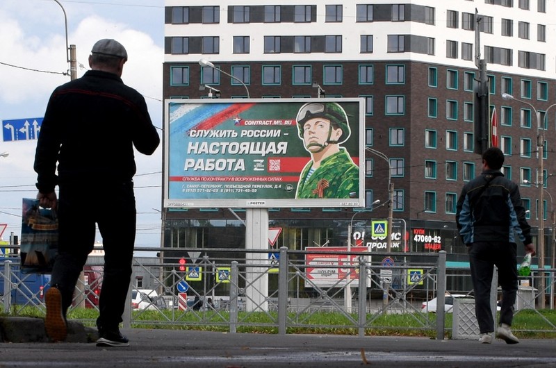 Para pria mengunjungi pusat perekrutan keliling untuk dinas militer berdasarkan kontrak di Rostov-on-Don, Rusia 17 September 2022. (REUTERS/Sergey Pivovarov) Para pria mengunjungi pusat perekrutan keliling untuk dinas militer berdasarkan kontrak di Rostov-on-Don, Rusia 17 September 2022. (REUTERS/Sergey Pivovarov)