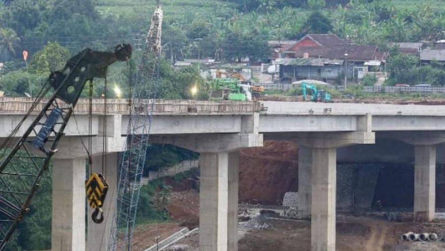 Menteri PUPR Basuki Hadimuljono meninjau pembangunan jalan tol Bocimi. (Tangkapan layar @instagram PUPR)