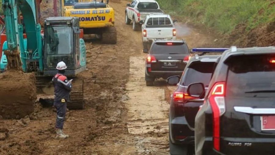 Menteri PUPR Basuki Hadimuljono meninjau pembangunan jalan tol Bocimi. (Tangkapan layar @instagram PUPR)