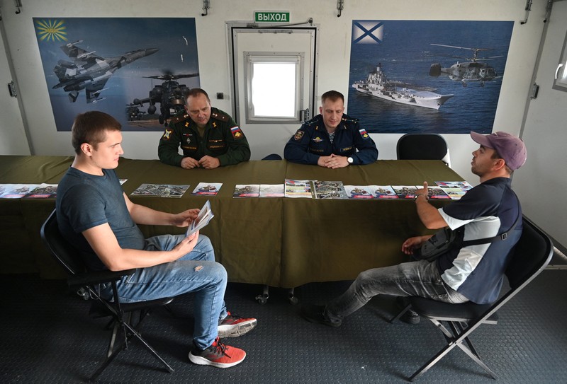 Para pria mengunjungi pusat perekrutan keliling untuk dinas militer berdasarkan kontrak di Rostov-on-Don, Rusia 17 September 2022. (REUTERS/Sergey Pivovarov) Para pria mengunjungi pusat perekrutan keliling untuk dinas militer berdasarkan kontrak di Rostov-on-Don, Rusia 17 September 2022. (REUTERS/Sergey Pivovarov)