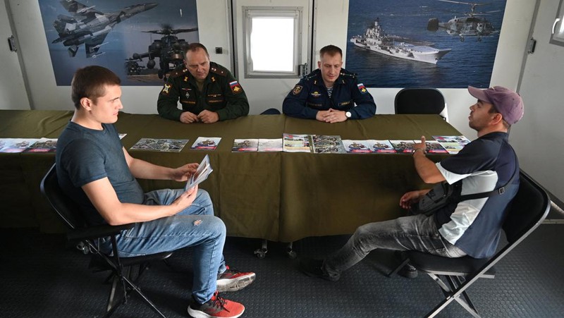 Para pria mengunjungi pusat perekrutan keliling untuk dinas militer berdasarkan kontrak di Rostov-on-Don, Rusia 17 September 2022. (REUTERS/Sergey Pivovarov)